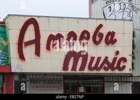 Affiches pour le fameux record store Amoeba Music dans la région de Haight-Ashbury à San Francisco, CA, USA. Banque D'Images