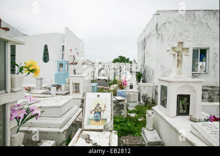 Cimetière Panteon de San Roman avec des tombes au-dessus de la terre blanche, différents types de marqueurs de tombes, voûtes, et carreaux décoratifs, Campeche, Mexique. Banque D'Images