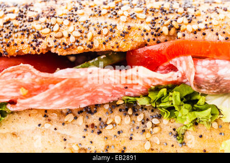 Macro close up detail d'un délicieux sandwich au salami sous Banque D'Images