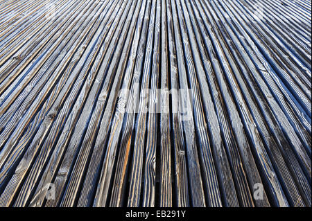 La fonte du givre commence sur une passerelle faite de lattes de bois Banque D'Images