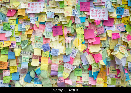 Hong Kong, Hong Kong SAR -Novembre 11, 2014 : Révolution, Hong Kong. Les messages et les slogans politiques sur des post-it pour Banque D'Images