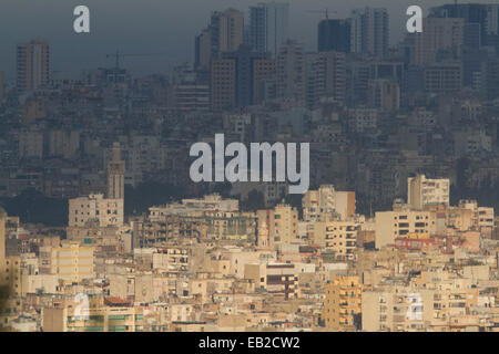 Beyrouth, Liban. 25 novembre 2014. Beyrouth tient en partie dans l'ombre pendant le lever du soleil Crédit : amer ghazzal/Alamy Live News Banque D'Images