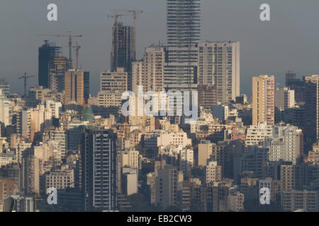 Beyrouth, Liban. 25 novembre 2014. Beyrouth tient en partie dans l'ombre pendant le lever du soleil Crédit : amer ghazzal/Alamy Live News Banque D'Images