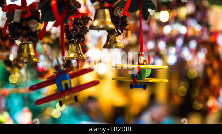 Décoration et cadeaux pour Noël dans un marché de l'Autriche Banque D'Images