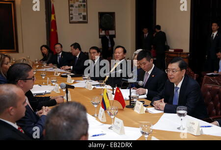 Bogota, Colombie. 24 Nov, 2014. Zhang Dejiang (1e R), président du Comité permanent de l'Assemblée populaire nationale, s'entretient avec Fabio Raul Amin Saleme, président de la Chambre des représentants de Colombie, à Bogota, capitale de la Colombie, 24 novembre 2014. © Ju Peng/Xinhua/Alamy Live News Banque D'Images