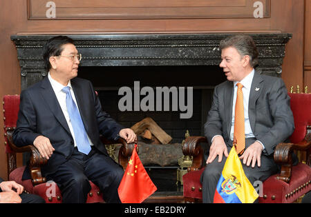 Bogota, Colombie. 24 Nov, 2014. Zhang Dejiang (L), président du Comité permanent de l'Assemblée populaire nationale, rencontre le président colombien Juan Manuel Santos à Bogota, capitale de la Colombie, 24 novembre 2014. © Liu Jiansheng/Xinhua/Alamy Live News Banque D'Images