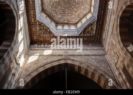 Vue sur cour couverte, mosquée d'amir al-Azbak Yusufi, Le Caire, Egypte Banque D'Images