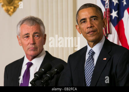 Washington DC, USA. 24 Nov, 2014. Le président des États-Unis Barack Obama, droite, annonce la démission du secrétaire à la défense Chuck Hagel, à gauche, dans la salle à manger d'état de la Maison Blanche à Washington, DC Le 24 novembre 2014. Credit : Kristoffer Tripplaar/Piscine via CNP/DPA/Alamy Live News Banque D'Images