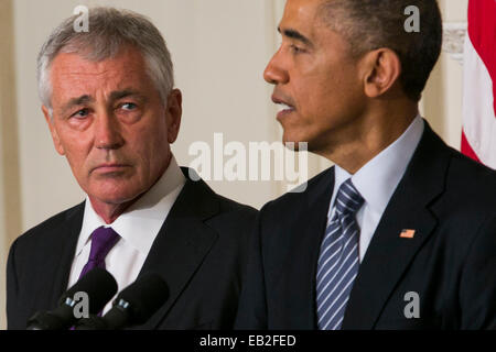 Washington DC, USA. 24 Nov, 2014. Le président des États-Unis Barack Obama, droite, annonce la démission du secrétaire à la défense Chuck Hagel, à gauche, dans la salle à manger d'état de la Maison Blanche à Washington, DC Le 24 novembre 2014. Credit : Kristoffer Tripplaar/Piscine via CNP/DPA/Alamy Live News Banque D'Images