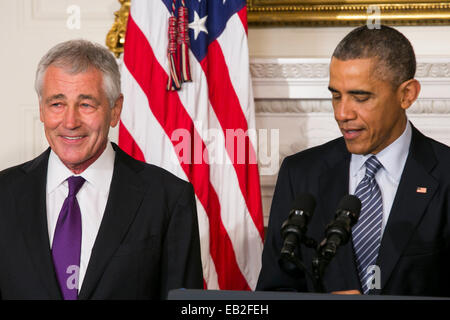 Washington DC, USA. 24 Nov, 2014. Le président des États-Unis Barack Obama, droite, annonce la démission du secrétaire à la défense Chuck Hagel, à gauche, dans la salle à manger d'état de la Maison Blanche à Washington, DC Le 24 novembre 2014. Credit : Kristoffer Tripplaar/Piscine via CNP/DPA/Alamy Live News Banque D'Images