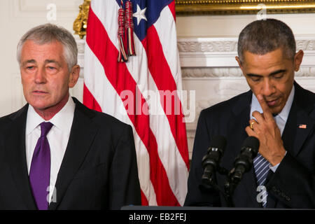 Washington DC, USA. 24 Nov, 2014. Le président des États-Unis Barack Obama, droite, annonce la démission du secrétaire à la défense Chuck Hagel, à gauche, dans la salle à manger d'état de la Maison Blanche à Washington, DC Le 24 novembre 2014. Credit : Kristoffer Tripplaar/Piscine via CNP/DPA/Alamy Live News Banque D'Images