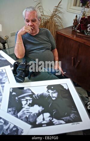 Photographe cubain Roberto Salas avec une impression de Che Guevara et Fidel Castro, à son domicile de La Havane. Roberto Salas a documenté la révolution de la Sierra Maestra à la baie des Cochons. Banque D'Images