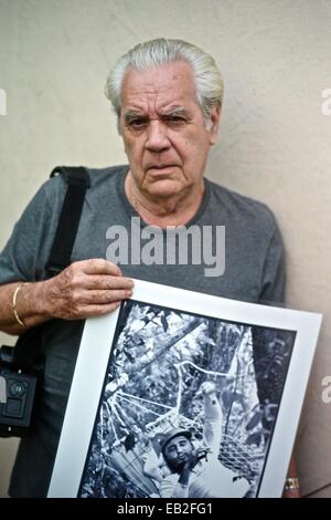 Photographe cubain Roberto Salas avec une impression de Fidel Castro, à son domicile de La Havane. Roberto Salas a documenté la révolution de la Sierra Maestra à la baie des Cochons. Banque D'Images