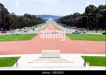 ANZAC Parade regardant vers le bas au Capital Hill et la Maison du Parlement à partir de l'entrée de l'Australian War Memorial. Banque D'Images