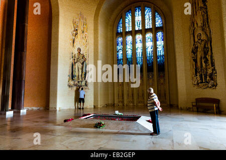 Un homme âgé présente ses respects à la Tombe du Soldat inconnu dans le Hall de la mémoire. Banque D'Images