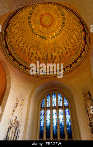 Dôme en vitraux et mosaïque et windows dans le Hall de la mémoire. Banque D'Images