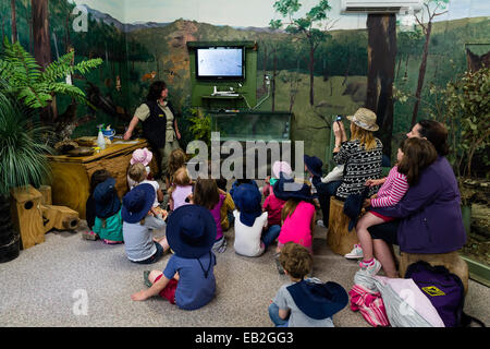 Les enfants de l'école la vie de l'étang aquatiques regarder sur un écran de télévision dans un zoo spécial classe. Banque D'Images