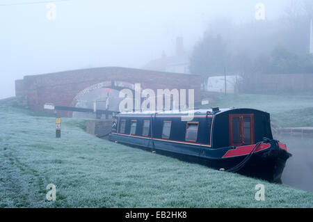 Ratcliffe-On-Soar, Nottinghamshire, Angleterre. 25 novembre 2014. UK : Météo du jour au lendemain le gel et l'épais brouillard sur la rivière soar près de Ratcliffe-on-Soar marina. Credit : IFIMAGE/Alamy Live News Banque D'Images