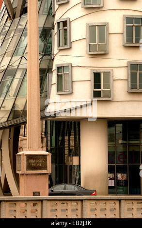 Prague, République tchèque.'Dancing House' (Tancící dum) à Rašínovo nábreží (Milunc 80 Vlado et Frank O Gehry ; 1996) Banque D'Images