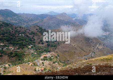 Vue sur la campagne sicilienne de nuages bas depuis le sommet du Monte Venere Sicile Italie Banque D'Images