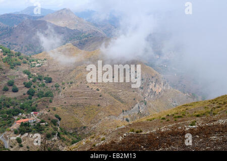 Vue sur la campagne sicilienne de nuages bas depuis le sommet du Monte Venere Sicile Italie Banque D'Images