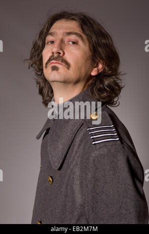 Jeune homme habillé en militaire russe, studio photo Banque D'Images