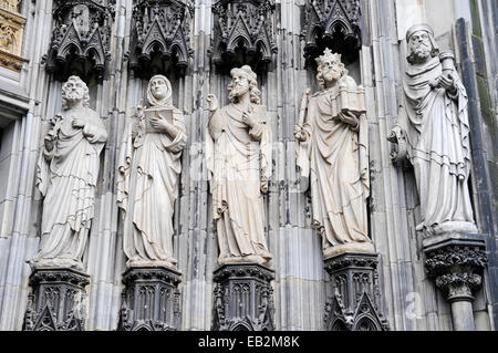 Des statues à l'entrée, portail de la cathédrale de Cologne, Cologne, Rhénanie du Nord-Westphalie, Allemagne, Banque D'Images