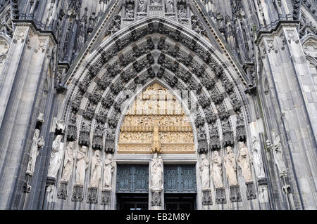 Des statues à l'entrée, portail de la cathédrale de Cologne, Cologne, Rhénanie du Nord-Westphalie, Allemagne, Banque D'Images