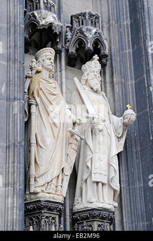 Des statues à l'entrée, portail de la cathédrale de Cologne, Cologne, Rhénanie du Nord-Westphalie, Allemagne, Banque D'Images