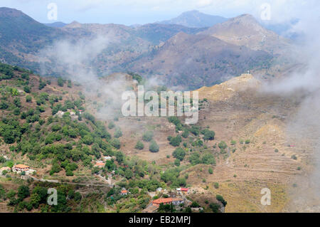 Vue sur la campagne sicilienne de nuages bas depuis le sommet du Monte Venere Sicile Italie Banque D'Images