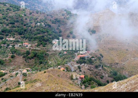 Vue sur la campagne sicilienne de nuages bas depuis le sommet du Monte Venere Sicile Italie Banque D'Images