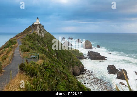 Le phare à Nugget Point, Nugget Point, télévision Ahuriri, Région de l'Otago, Nouvelle-Zélande Banque D'Images