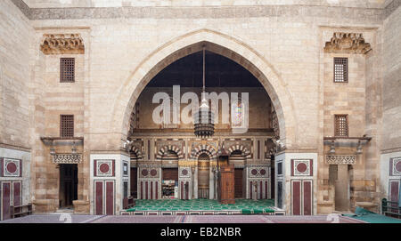 Cour intérieure et iwan, Jami' al-Amir Jamal al-Din al-Ustadar, Le Caire, Egypte Banque D'Images