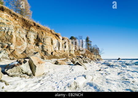 L'Estonien du nord Côte calcaire sur un jour d'hiver ensoleillé Banque D'Images