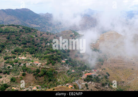 Vue sur la campagne sicilienne de nuages bas depuis le sommet du Monte Venere Sicile Italie Banque D'Images