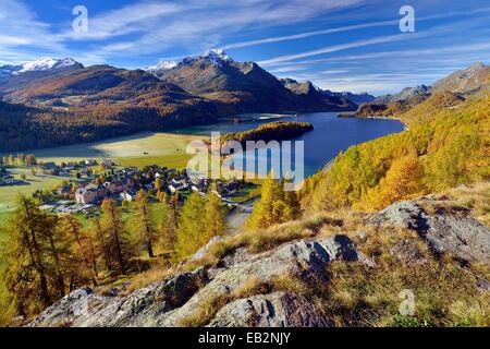 Vue sur le Lac de Sils et Piz da la Margna automnales en haute Engadine Sils-Baselgia, Engadine, Grisons, Suisse Banque D'Images