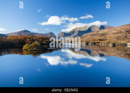 La MacGillycuddy Reeks montagnes reflété dans le lac Supérieur, le Parc National de Killarney, comté de Kerry, Irlande. Banque D'Images