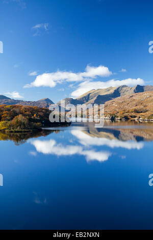 La MacGillycuddy Reeks montagnes reflété dans le lac Supérieur, le Parc National de Killarney, comté de Kerry, Irlande. Banque D'Images