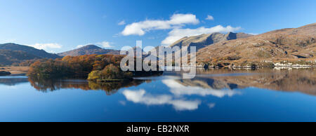 La MacGillycuddy Reeks montagnes reflété dans le lac Supérieur, le Parc National de Killarney, comté de Kerry, Irlande. Banque D'Images