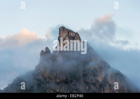 Mont Sass de strie dans les nuages au lever du soleil, col Falzarego, Dolomites, Veneto, Italie Banque D'Images