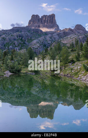 Mont Averau au lever du soleil reflété dans le lac, Limedes col Falzarego, Dolomites, Veneto, Italie Banque D'Images