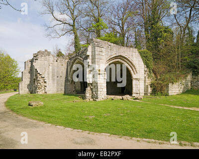 Vue de la porterie, Roche Abbey, South Yorkshire, UK Banque D'Images