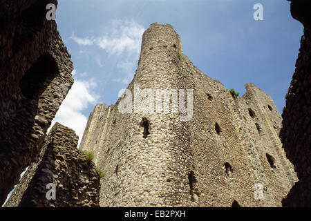 Vue depuis la tour du tambour à la recherche vers le haut de l'reconstruit au coin sud-est du donjon, Château de Rochester, Kent, UK Banque D'Images