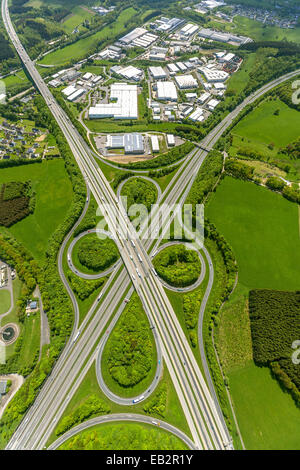 Vue aérienne, industrial estate à la jonction d'autoroute Wenden, Wenden A45, A4, Wenden, Rhénanie du Nord-Westphalie, Allemagne Banque D'Images