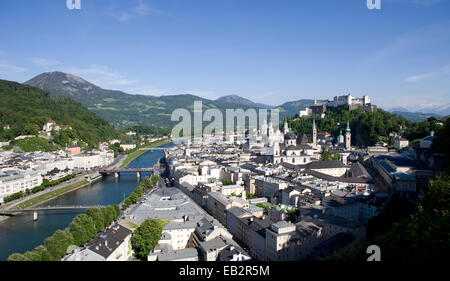 Centre historique, Dorf 59, la forteresse de Hohensalzburg, la rivière Salzach, vues du Mönchsberg, Salzbourg, Autriche Banque D'Images