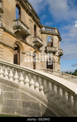 Balustrade sur les étapes de l'hôtel particulier, ruiné, Cour Witley Worcestershire, Angleterre, Royaume-Uni. Banque D'Images