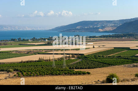 La côte ouest du lac de Galilée vu depuis le nord. La ville au milieu des collines est Tibériade. Banque D'Images