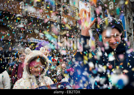 Confetti dans la place de l'Hôtel de Ville. Musique, danse, costumes et parti à Binche Carnaval. Événement culturel ancien et représentatif Banque D'Images