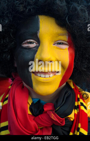 Garçon peint avec un drapeau de la Belgique. Musique, danse, costumes et parti à Binche Carnaval. Événement culturel ancien et représentatif Banque D'Images