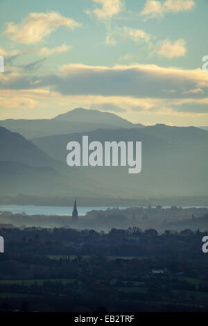 Brume du matin sur le Magillycuddys et Killarney Reeks, comté de Kerry, Irlande. Banque D'Images